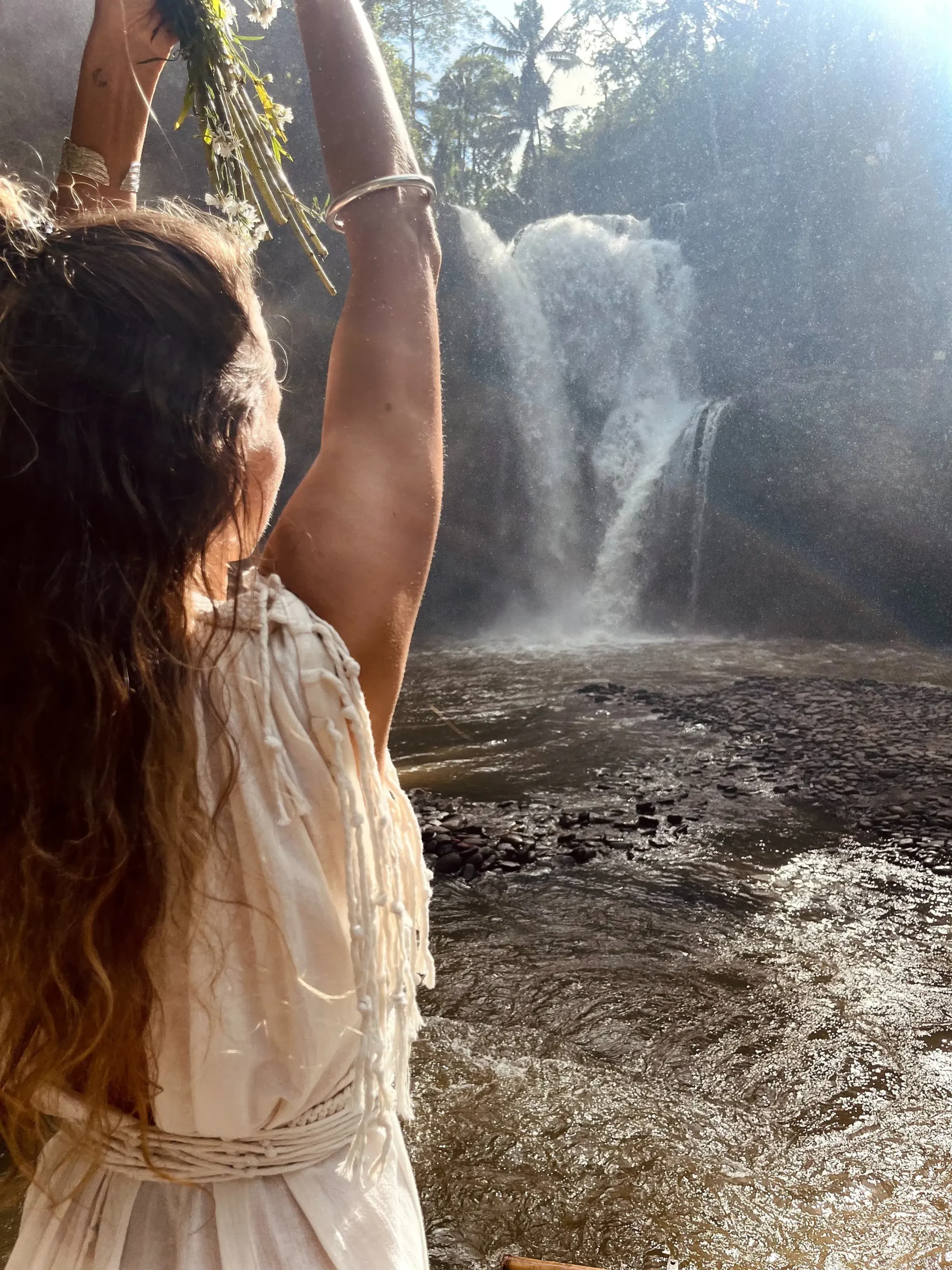 frau-wasserfall-arme-hoch