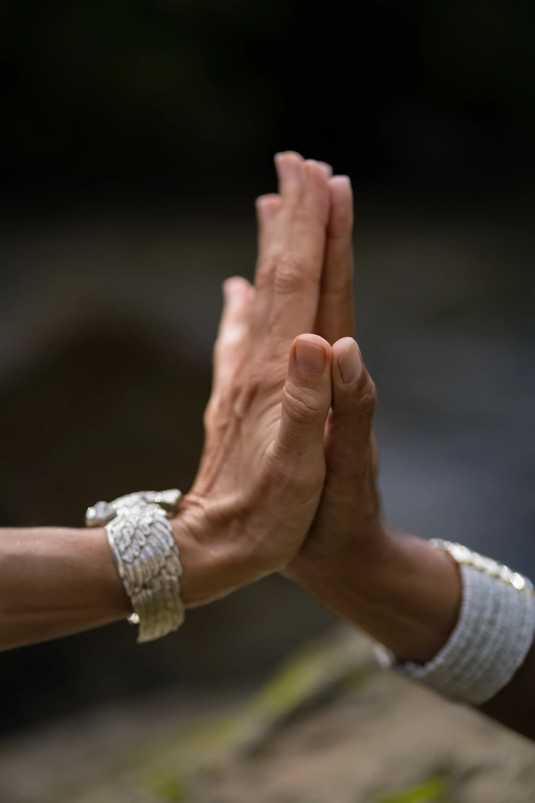 handanalyse haende-klatschen-schmuck-stein